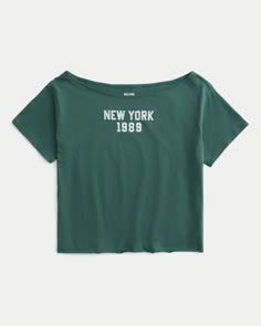 Women's Easy Off-the-Shoulder New York Graphic Tee | Women's Tops | HollisterCo.com Graphic Shirts Aesthetic, Off The Shoulder Graphic Tee, My Wishlist Ideas, Cute Shirts Aesthetic, Fake Clothes, Hollister Clothes, Los Angeles Graphic, New York Graphic, Off The Shoulder Tee