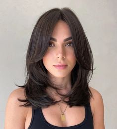 Layered Hair For Thick Wavy Hair, Front Layers Short Hair Face Framing, Medium Haircut For Oval Face Women, Short Hair Face Frame, Framing Face Haircut, Short Length Layered Hair, Long Bangs Medium Hair, Lob With Face Framing, Unstyled Haircuts