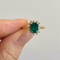 Vintage Gold Emerald Ring, Vintage Emerald Ring Antique Jewelry, Vintage Ring Emerald, Vintage Green Wedding Ring, Green Emerald Jewelry With Halo Detail, Green Emerald Halo Jewelry, Timeless Emerald Cut Cluster Ring Gift, Dark Green Rings, Emerald Engagement Ring Art Deco