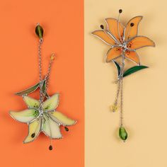 Beautify your daily outfit with this Tiffany stained glass jewelry of lily flower and make it attract the good vibes 😊 It can be worn on any occasions you are going to ⭐️ Besides, you can please beloved people as this stained glass orange flower brooch is an elegant, original and meaningful gift 🎁 This stained glass pin is created according to the L.C. Tiffany technique of copper foil. During the process of manufacturing pins we use only the top-quality materials, such as:• Stained Glass • Tin Tiffany Technique Jewelry, Tiny Stained Glass Projects, Copper Foil Art, Stained Glass Lily, Pic Candle, Stained Glass Gifts, Mountain Pictures, Tiffany Stained Glass, Stained Glass Jewelry