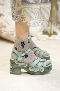 Estilo Hippy, Dr Shoes, Funky Shoes, Anna Sui, Mode Inspo, Pretty Shoes, Dream Shoes, Pastel Goth, Mode Inspiration