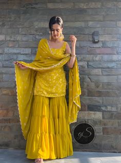 Sarara Dress For Haldi, Sharara Plus Size, Sharara Designs For Haldi, Sharara Designs For Mehndi, Haldi Dress Outfits, Haldi Outfit Ideas For Guest, Sahara Outfit Women, Yellow Punjabi Suit Party Wear, Haldi Sharara Outfits