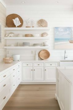 Looking for Kitchen Shelves Decor? Discover versatile inspirations that fit seamlessly into any kitchen style, from modern to traditional. Kitchen Open Shelves, Kitchen Shelf Decor, Kitchen Shelving, Open Kitchen Shelves, Shelving Storage, Kitchen Glass, Home Coffee Bar, Classic Kitchen, Home Coffee