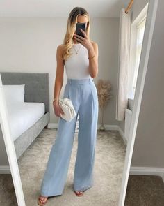 Blue Pantalon Outfit, Light Blue Slacks Outfit Women, Light Blue Trouser Outfit Women, What To Wear With Blue Pants, Light Blue Trousers Outfit, Light Blue Pants Outfit, Preppy Work Outfit, Blue Trousers Outfit, Light Blue Trousers