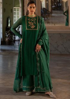 Editor's Note Introducing a stunning emerald green mallie chanderi kurta pant set, beautifully paired with a scallop-detailed dupatta. The yoke of the kurta is highlighted with an intricate ana... Anarkali Poses, Churidar Sleeves, Boutique Cafe, 1950’s Fashion, Kurta Pant Set, Kurta Set For Women, Salwar Kamiz, Women Kurta, Straight Kurta