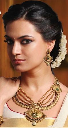 Frisur mal von vorne gesehen Front view of Wedding Updo Hairstyle Hairstyles For Indian Wedding, Trendy We Fryzurach, Saree Hairstyles, Indian Wedding Hairstyles, Indian Bride Hairstyle, Indian Bridal Hairstyles, Trendy Wedding Hairstyles, Half Updo