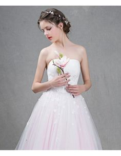 Feminine Ball-Gown Strapless Sweep Train Tulle Wedding Dress With Flowers Pink Strapless Dress With Fitted Bodice For Wedding, Strapless Ball Gown With Lace Bodice, Pink Strapless Tulle Gown, Pink Strapless Dress For Wedding, Strapless Tulle Ball Gown For Debutante Ball, Strapless Tulle Gown For Quinceanera, Tulle Ball Gown For Debutante Ball, Strapless Ball Gown With Sweep Train For Debutante Ball, White Tulle Strapless Dress