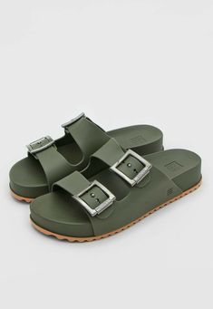 Trendy Slippers, Pretty Sandals, Cute Shoes Heels, Cute Slippers, Mens Leather Sandals, Sandals Outfit, Fashion Slippers, Wedding Shoes Heels, Girly Shoes