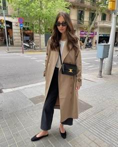 Outfit Ideas Coat, How To Wear A Cross Body Bag, Parisian Chic Style Winter, Outfits For The Office, Trench Coat Outfit, Simple Fall Outfits, Paris Outfits, Mode Casual, Spring Look