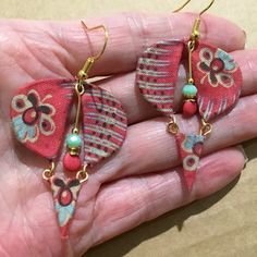 Calico Fabric, Fabric Earrings, Paper Beads, Art And Craft, Etsy Earrings, Dangle Drop Earrings, Arts And Crafts, Drop Earrings, Beads