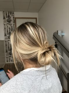 Short Hair Top Knot, Hair Top Knot, Barber Shop Pictures, Roots Blonde Hair, Dark Roots Blonde, Hollywood Curls, Rambut Brunette, Wella Hair Color, Soft Eye Makeup