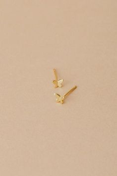 Mariposa is our tiny gold vermeil butterfly stud, the only thing better than flowers is butterflies. We love to wear our Mariposa solo or layer with a hoop. - 3D gold vermeil butterfly stud detail with butterfly closure - .5mm width, 4mm length, 1mm thick - nickel free - hypoallergenic