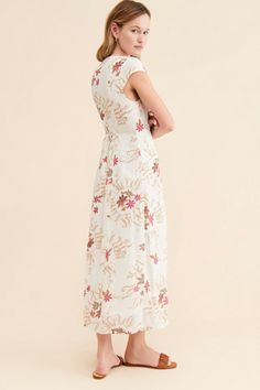 Details: Cap sleeves V neckline Floral print Midi dress Size Chart: Size Length Bust inch cm inch cm S 39 100 33 84 M 39.7 101 34.6 88 L 40 102 36.2 92 XL 40.5 103 37.8 96 2XL 41 104 39.4 100 Free People Aesthetic, People Aesthetic, Feminine Details, Floral Print Midi Dress, Print Midi Dress, Printed Midi Dress, Dress Size Chart, Free People Dress, V Neckline