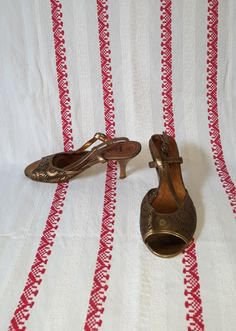 "Vintage vegan leather golden colour sling back ladies sandals. Dancing shoes with medium heels. Women size EU 39. Made in Europe, Italy. Brand: Venturini condition: Great vintage, has some signs or wear on the outsole. On the surface of the left shoe has some scratches/damages, look at the photo No.10, please. Heels height 2.7\" in / 7 cm outside sole length from tip of toe to heel: 10.3\" in / 26,5 cm outside sole width in widest place 3.5'' in / 9 cm SIZE: EU 39 - labeled size; US 8" Gold Slingback Pumps For Summer, Gold Closed Toe Kitten Heels For Summer, Summer Gold Closed Toe Kitten Heels, Gold Kitten Heels For Summer Party, Gold Leather Slingback Pumps With Open Heel, Gold Leather Slingback Sandals For Evening, Gold Leather Open Heel Slingback Pumps, Gold Leather Slingback Pumps For Summer, Gold Open Toe Leather Slingback Pumps