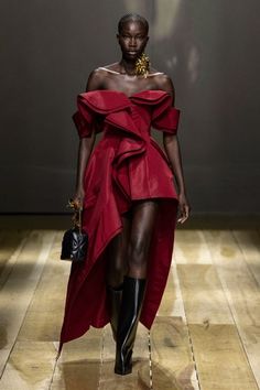 Alexander Mcqueen Runway, Mcqueen Dress, Alexander Mcqueen Fashion, Mcqueen Fashion, Moda Paris, Looks Chic, London Fashion Week, Couture Fashion, Paris Fashion