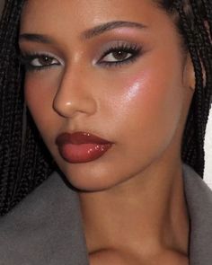 Pretty Brown Eye Makeup, Makeup For Pale Skin Brown Eyes, Cool Undertone Makeup Looks, Makeup Inspiration Colorful, Brown Eyes Colorful Makeup, Navy Eyeliner Brown Eyes, Frosty Makeup Black Women, Cool Girl Makeup Looks, Subtle Blue Eyeshadow Looks