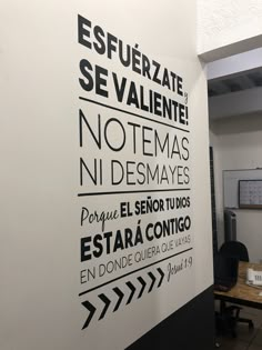 an office with a sign on the wall that says esfueraze se valentee nottemas ni desmayes