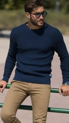 Men’s Navy Sweater Outfit, Men’s Blue Sweater Outfit, Mens Blue Sweater Outfit, Business Casual Chinos Men, Blue Longsleeves Outfit Men, Blue Sweater Outfit Men, Casual Look For Men, Sweater Outfits Men