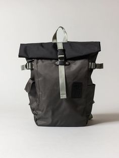 A go-to solution for serious sojourns, the Rolltop Backpack from Harvest Label boasts the kind of versatile design backpackers dream of. Its main compartment can greatly expand to accommodate long-term treks abroad, or it can be folded down into a more compact configuration for weekend trips out of town. Two compressio Pretty Backpacks, Work Lifestyle, Sustainable Backpack, Rolltop Backpack, Military Backpack, Outdoor Backpacks, Vintage Military, Dry Bag, Gunmetal Grey