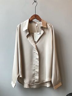 Silk Shirts For Women Classy, Womens Silk Shirts, Casual Blouse Women, Dressy Clothes, Dress Up Ideas, V Neck Shirts, Silk Shirts, Clothes Korean Style, Vintage Blouse