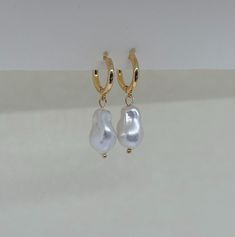 Beautiful earrings with freshwater pearls. Since the pearl is a natural freshwater pearl, no two pearls are exactly the same shape. The gold hoop earrings add to her elegant look and the earrings go perfectly with an elegant outfit, but can also be worn every day. What makes our jewelry special? 🌊 The high-quality, gold-plated stainless steel makes the jewelry waterproof ✨ No discoloration, no green edges 🌿 Allergy-friendly 🫀 each piece of jewelry is selected with love and lovingly packaged ? Birthday Jewelry, Allergy Friendly, Jewelry Gold, Elegant Outfit, Gold Hoop, High Quality Jewelry, Gold Hoop Earrings, Earrings Gold, Beautiful Earrings