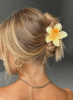 Κούρεμα Bob, Fishtail Braid, Claw Clips, Flower Hair Clips, Dream Hair, Hair Claws & Clips, Hairstyles For School, Summer 24, Aesthetic Hair