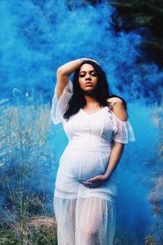 Smokebomb Photoshoot Ideas Maternity, Smokebomb Gender Reveal Photoshoot Ideas, Milk Bath Photoshoot, Bath Photoshoot, Maternity Photography Poses Outdoors, Maternity Photo Props, Gender Reveal Photos