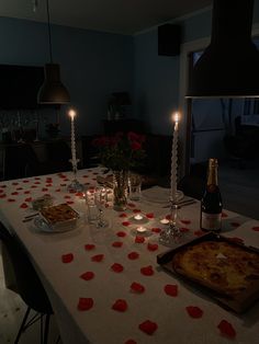 Romantik dinner with roses, candles, champagne and food Dinner Date Home Romantic, Candlelight Dinner At Home For Two, Candle Light Dinner At Home, Dinner Romantic Couple, Candle Light Dinner Romantic Couple, Roses And Candles, Valentine Day Aesthetic