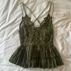 Free People Olive Green Lace Ruffled Tank Top Size Small. Never Worn! Casual Lace Top With Ruffles, Casual Lace Tops With Ruffles, Summer Lace Top With Ruffles, Lace Tops With Ruffles For Vacation, Ruffle Tank Top, Lace Ruffle, Green Lace, Free People Tops, Olive Green