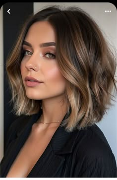 Pop Of Blonde In Brown Hair, Bob Hair Highlights Brown, Beige Balayage On Dark Hair Short, Short Bob Bronde Balayage, Low Maintenance Caramel Balayage, Baliage Short Hair 2024, Balayage Hair Brunette Bob, Long Bob Caramel Balayage, Short Brown Hair With Caramel Balayage