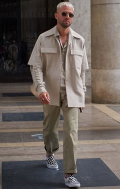 Mens Fashion Week 2023, Paris Fashion Week 2023 Street Style Men, Cool Street Fashion Men, French Street Style Men, Elevated Mens Fashion, Men Street Style 2023, Mens Street Style 2023, Men’s Street Fashion, Men’s Street Style