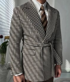 Verfijn uw kleding met onze Houndstooth wollen retro colbert. Deze blazer is gemaakt voor een geraffineerde en gepolijste look en combineert naadloos klassieke verfijning met eigentijdse stijl, waardoor het een onberispelijke keuze is voor zowel professioneel als zakelijk gebruik. en formele gelegenheden. Voordelen: Co Black Tweed Jacket For Semi-formal Winter Occasions, Business Blazer With Notch Lapel And Houndstooth Pattern, Wool Tweed Jacket With Houndstooth Pattern And Lapel Collar, Business Casual Houndstooth Sport Coat With Notch Lapel, Business Casual Houndstooth Notch Lapel Sport Coat, Notch Lapel Tweed Jacket With Houndstooth Pattern, Fall Tweed Jacket With Notch Lapel, Fall Notch Lapel Tweed Jacket, Fall Semi-formal Tweed Jacket