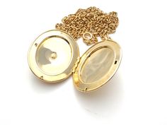 Vintage Jewelry - This is a 32" long link necklace with an oval gold tone locket pendant. The locket is 2.38" long (includes bale) by 1.5" wide. Locket opens and closes properly. Vintage Locket, Locket Pendant Necklace, Vintage Lockets, Link Necklace, Locket, Vintage Jewelry, Gold Tones, Wedding Rings, Pendant Necklace