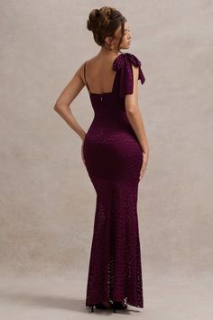 Sangria Burgundy Satin Jacquard Cowl-Neck Maxi Dress – Club L London - USA Burgundy Long Dress, Wine Bridesmaid Dresses, Maroon Bridesmaid Dresses, Maroon Outfit, Midi Bridesmaid Dress, Dresses Club, Club L London, Black Dress Prom, Black Tie Gala