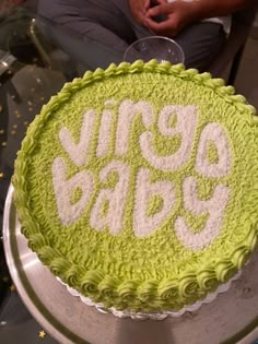 a green cake with white frosting that says vive greee