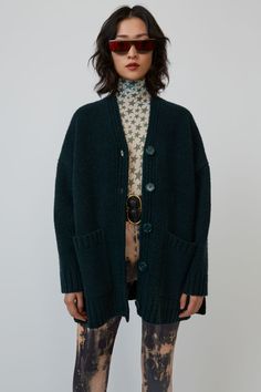 Green Cardigan, Bottle Green, Mode Inspo, Looks Style, Winter Wardrobe, Fashion Sense, Look Fashion, Everyday Outfits, Fashion Inspo Outfits