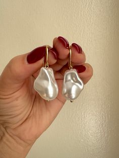 Collect your  compliments with my handmade Baroque pearl earrings. For my Chunky pearl hook earrings I used Faux baroque pearls and 14K gold plated materials. These pearl imitation earrings are light weight and hippo allergic. My acrylic pearl large earrings are suitable for women and men.  Look amazing with similar necklace. https://simplythepearl.etsy.com/listing/1671567841 Luxury Gold Baroque Pearl Earrings, Party Earrings With Pearl Charm And Baroque Pearl, Party Earrings With Baroque Pearl Charm, Party Baroque Pearl Earrings With Pearl Charm, Handmade Baroque Pearl Earrings For Party, White Baroque Earrings For Party, Party Earrings In Pearl White With Baroque Pearls, Baroque Pearl White Pearl Earrings For Party, Pearl White Baroque Pearl Earrings For Party