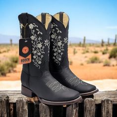 Cowgirl / cowboy boots made with real leather, in the color black with flowers Come embroidered with a gorgeous design! Black Square Toe Cowboy Boots, Black Womens Cowboy Boots, Black Boots Cowgirl, Vaquera Boots, Square Toe Leather Boots, Cowgirl Boots Square Toed, Black Cowgirl Boots, Square Toe Cowboy Boots, Cowboy Boots Square Toe