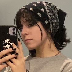 Woman Bandana Hairstyles, Hair Bandana Drawing Reference, Bandana Side Profile, Short Hair In Bandana, Cool Bandana Hairstyles, Wolfcut With Bandana, Goth Bandana Hairstyles, 70s Hair With Bandana, Style Hair Bandana