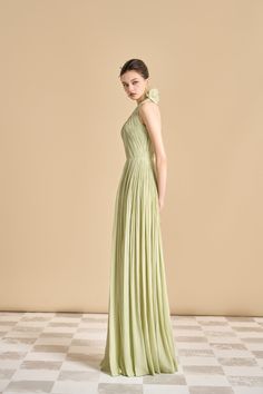 Crafted with premium Tencel fabric and featuring a flattering scoop neck and gathered design, this dress offers unparalleled comfort and sophistication. Elevate your wardrobe with this exquisite piece, perfect for any occasion. Length normal: 145cm - 150cmLength model: 160cm Elegant A-line Maxi Dress For Garden Party, Elegant Green Midi Dress With Ruched Bodice, Elegant Sleeveless Dress With Ruched Back, A-line Dress With Ruched Bodice For Garden Party, Elegant Green Gown With Ruched Bodice, Elegant Ruched Sleeveless Dress For Spring, Summer Formal Dress With Ruched Back, Elegant Pleated Waist Midi Dress For Garden Party, Elegant Midi Dress With Pleated Waist For Garden Party