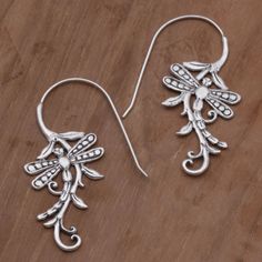 Hand crafted from sterling silver from Indonesian artisan Nyoman Rena. Delightful dragonflies flutter about delicate tendrils of vines in this pair of wonderful earrings. Crafted into a magnificent and alluring openwork design. Sterling silver Hook earrings Combination finish Handmade in & fairly traded from Indonesia Dragonfly Dragon, Paw Print Jewelry, Ribbon Jewelry, Sterling Silver Drop Earrings, Printed Jewelry, Silver Drop Earrings, Jewelry Packaging, Handmade Sterling Silver, Dragonflies