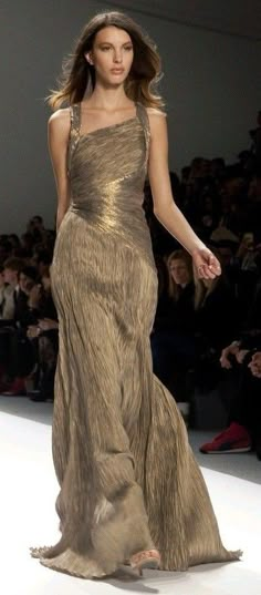 Long Dress Western, Formal Long Gown, Gold Evening Dress, Gold Evening Dresses, High Fashion Dresses, 파티 드레스, Catwalk Fashion, Women Motivation, فستان سهرة