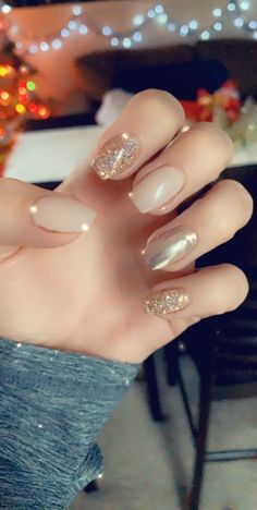 Dip Nail Ideas Nye, Nails Acrylic For New Years, New Years Shellac Nails, New Year’s Eve Dip Nail Ideas, Gold Holiday Nails Glitter, Gel Nails New Years Ideas, Christmas New Years Nails Simple, Gold Dip Nail Designs, Christmas To New Years Nails