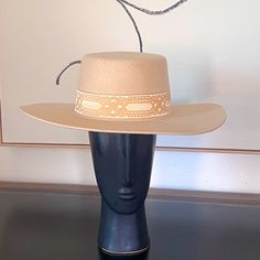 For Sale Is A Lack Of Color Rancher Hat In Beige, Size Small. This Exquisite Quality Hat Has Never Been Worn And Is Perfect For A Summer Getaway. Its Timeless Design And High Craftsmanship Make It A Stylish Addition To Any Outfit. Don't Miss Out On This Elegant Accessory! Beige Flat Brim Boater Hat For Rodeo, Beige Fitted Felt Hat With Flat Crown, Beige Flat Crown Boater Hat For Kentucky Derby, Beige Flat Crown Hat Band For Kentucky Derby, Western Cream Boater Hat With Curved Brim, Cream Western Boater Hat With Curved Brim, Beige Boater Hat With Curved Brim For Rodeo, Beige Felt Hat With Curved Brim For Country Events, Western Cream Brimmed Boater Hat