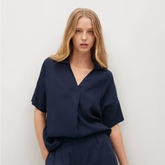 Flowy Fabric. Oversize Design. V-Neck. Lapel-Collar. Short Sleeve. Dropped Shoulder Seams. Composition: 87% Viscose,13% Polyester Versatile V-neck Viscose Blouse, Oversized Versatile V-neck Blouse, Versatile Oversized V-neck Blouse, Viscose V-neck Top For Work, Blue V-neck Blouse For Office, Blue V-neck Blouse For Work, Blue V-neck Blouse For Workwear, Chic Split Neck V-neck Top For Work, Summer Split Neck V-neck Top For Work