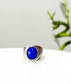 "SILVER BIG RING LAPIS LAZULI 🔵 -Unique Ring -Handmade -Silver 925 -Platinum Fill -Lapis Lazuli > MATERIALS Gold 18K,14K,12K Sterling Silver 925 > RING SIZE All my rings are US standard size,in case you do now know whats your ring size you could also go to your local jewelry store to measure  your finger size to get your correct ring size. Please contact me for the ring size details before placing the order. > PACKAGING All of our products are beautifully packaged for gifts in a jewelry box. All of our engagement rings are packaged in PREMIUM jewelry boxes for free. > ADDITIONAL SERVICE Engraving Service All sizes Costum order > Custom Order We make custom rings in any style and shape. If you want a specific model, send us a picture and we will manage to create it for you. > RETURNS AND R Blue Oval Adjustable Ring, Adjustable Blue Sapphire Open Ring, Blue Turquoise Ring Perfect As Gift, Handmade Blue Sapphire Open Ring, Unique Blue Open Ring, Handmade Blue Open Ring, Handmade Adjustable Blue Sapphire Ring, Handmade Blue Open Ring Jewelry, Unique Blue Oval Rings