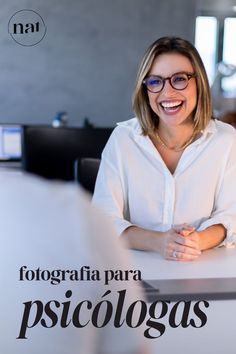 Isa é uma mulher branca, com cabelos com luzes loiras que vão até antes do ombro. Na foto ela está sentada com os braços apoiados  na mesa a sua frente, ela está rindo. Branding, Instagram