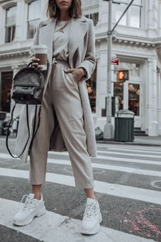 Monochromatic Fashion, Street Style Edgy, Looks Street Style, Her Campus, Life Aesthetic, Nyc Fashion, Mode Inspo, Winter Mode, Casual Winter Outfits