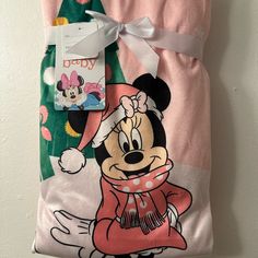 a minnie mouse comforter and pillow set