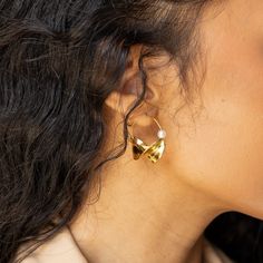 Inspired by the traditional Fulani earrings worn by Fulani women in West Africa, these semi-hoop earrings offer a modern twist on a timeless design. Featuring an irregular shape, they create a unique yet elegant look that stands out. The addition of a water pearl adds a refined touch of sophistication, while the gold plating gives the earrings a rich, luxurious finish. Perfect for both everyday wear and special occasions, these earrings blend cultural heritage with contemporary style, making the Fulani Earrings, July Birthstone Jewelry, August Birthstone Jewelry, Pearl Jewellery Earrings, Gifts For New Mums, Jewelry Ring Box, Men's Jewelry Rings, Evil Eye Jewelry, August Birth Stone